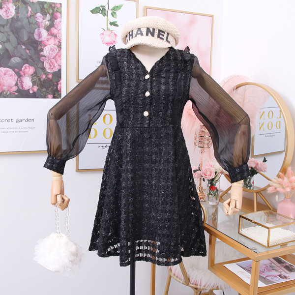 Rochie moderna de dama din dantela si sifon cu decolteu si nasturi spitz - model croiat