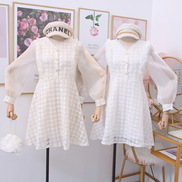 Rochie moderna de dama din dantela si sifon cu decolteu si nasturi spitz - model croiat