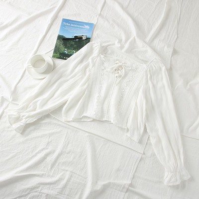 Női rövid blúz csipkével, nyakkendővel és széles ujjú, több színben