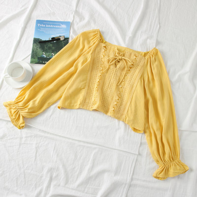 Női rövid blúz csipkével, nyakkendővel és széles ujjú, több színben