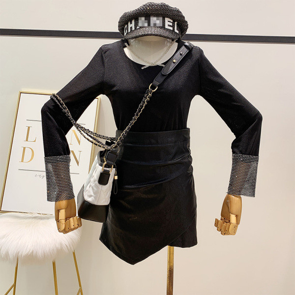 Κομψή, λεπτή γυναικεία μπλούζα  με διακοσμητικές πέτρες και μανίκια σε μαύρο χρώμα