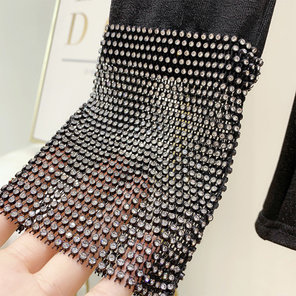 Κομψή, λεπτή γυναικεία μπλούζα  με διακοσμητικές πέτρες και μανίκια σε μαύρο χρώμα