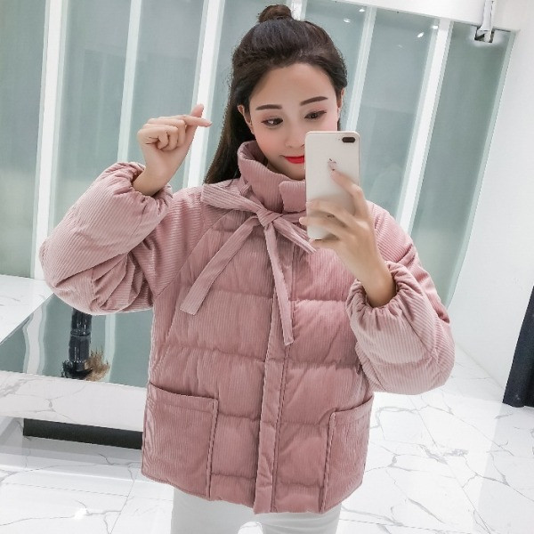 Modern női téli kabát magas gallérral és fűzős rózsaszín és fekete színben