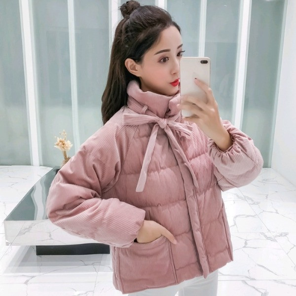 Modern női téli kabát magas gallérral és fűzős rózsaszín és fekete színben
