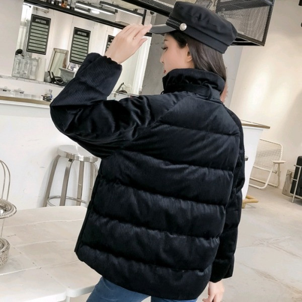 Modern női téli kabát magas gallérral és fűzős rózsaszín és fekete színben