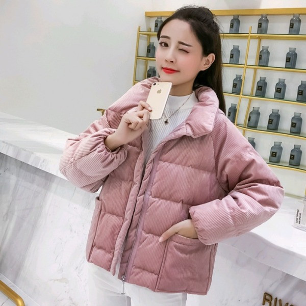 Modern női téli kabát magas gallérral és fűzős rózsaszín és fekete színben