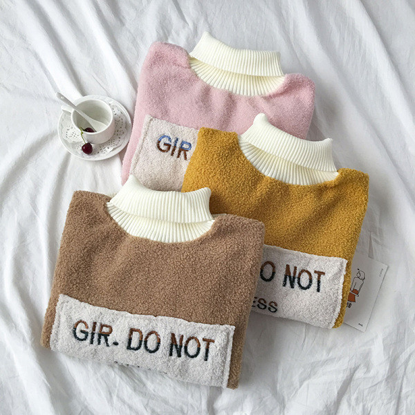 Γυναικεία πουλόβερ με κέντημα και φαρδύ μοντέλο