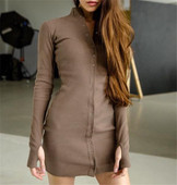 Modern női ruha gombokkal és hosszú ujjú bézs és fekete színben