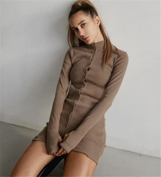 Modern női ruha gombokkal és hosszú ujjú bézs és fekete színben