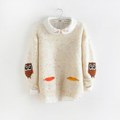 Őszi-téli női pulóver színes hímzéssel, kerek nyakkivágással