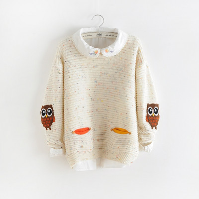 Őszi-téli női pulóver színes hímzéssel, kerek nyakkivágással