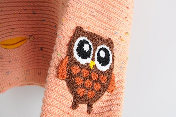 Őszi-téli női pulóver színes hímzéssel, kerek nyakkivágással