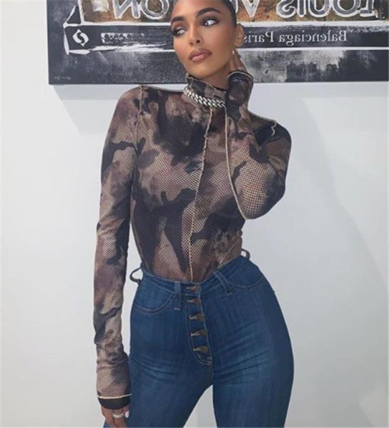 Μοντέρνο γυναικείο κορμάκι με μακριά μανίκια και καμουφλάζ τύπωμα