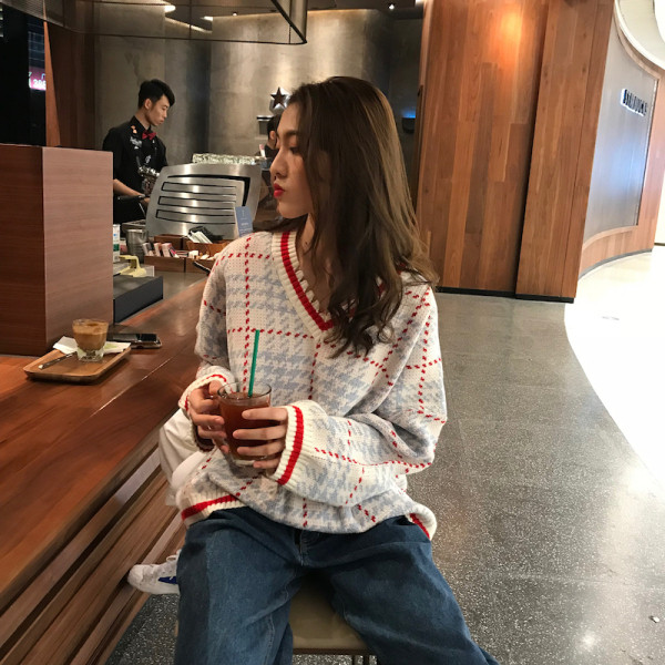 Μοντέρνο γυναικείο  χειμερίνο πουλόβερ V-neck και φαρδιά μανίκια σε δύο χρώματα