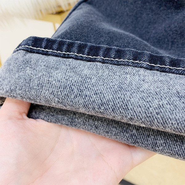 Egyenes modellű női farmer magas derékkal és cipzárral kék és fekete színben