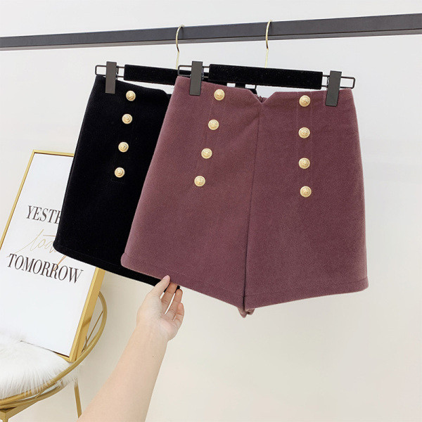 Modern női bársony rövidnadrág magas derékkal, fekete és lila gombokkal