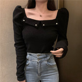 Μοντέρνα γυναικεία μπλούζα με τετράγωνο λαιμόκοψη και μακρύ μανίκι σε μπεζ και μαύρο χρώμα