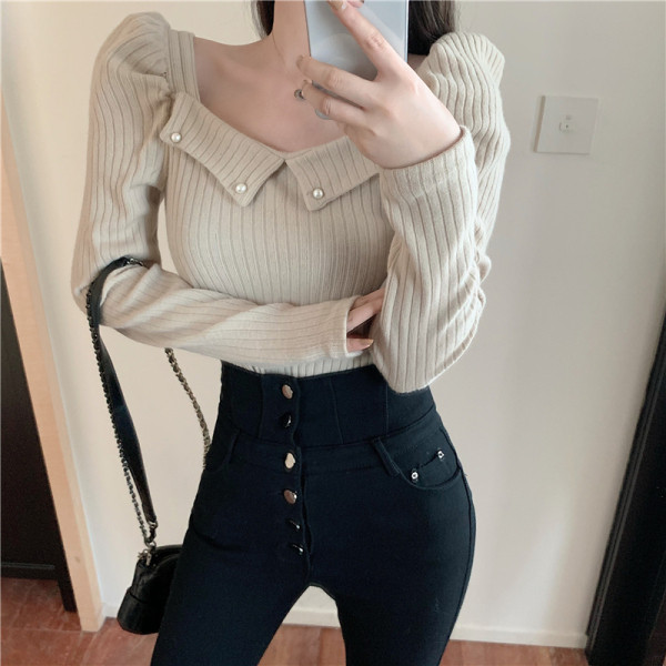 Μοντέρνα γυναικεία μπλούζα με τετράγωνο λαιμόκοψη και μακρύ μανίκι σε μπεζ και μαύρο χρώμα