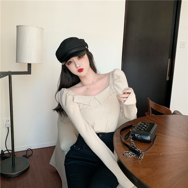 Μοντέρνα γυναικεία μπλούζα με τετράγωνο λαιμόκοψη και μακρύ μανίκι σε μπεζ και μαύρο χρώμα