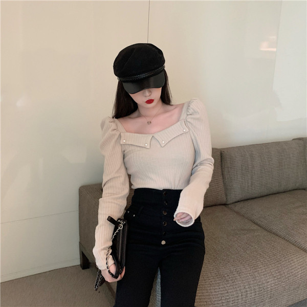 Μοντέρνα γυναικεία μπλούζα με τετράγωνο λαιμόκοψη και μακρύ μανίκι σε μπεζ και μαύρο χρώμα