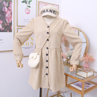 Új modell retro stílusú női ruha spitz nyakkivágással, gombokkal és hosszú ujjakkal