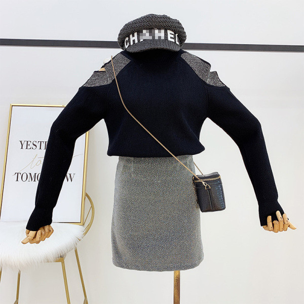 Pulover de dama cu guler polo, pietre si umerii goi in patru culori