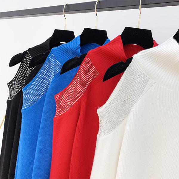 Pulover de dama cu guler polo, pietre si umerii goi in patru culori