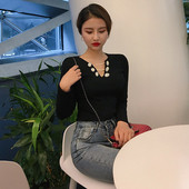 Γυναικεία casual μπλούζα με λαιμόκοψη και μεταλλικό στοιχείο σε λευκό και μαύρο χρώμα