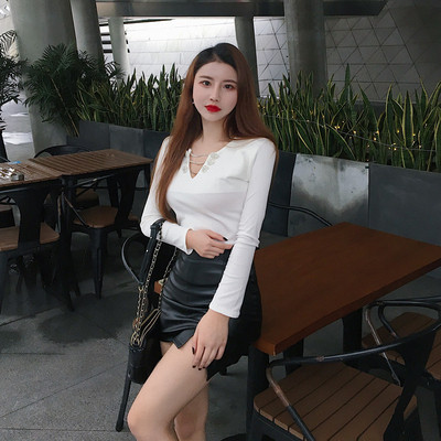 Γυναικεία casual μπλούζα με λαιμόκοψη και μεταλλικό στοιχείο σε λευκό και μαύρο χρώμα