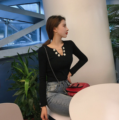 Γυναικεία casual μπλούζα με λαιμόκοψη και μεταλλικό στοιχείο σε λευκό και μαύρο χρώμα