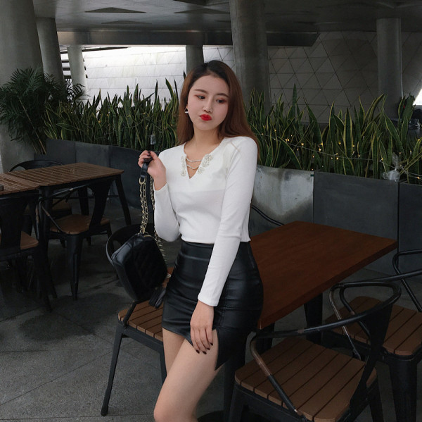 Γυναικεία casual μπλούζα με λαιμόκοψη και μεταλλικό στοιχείο σε λευκό και μαύρο χρώμα