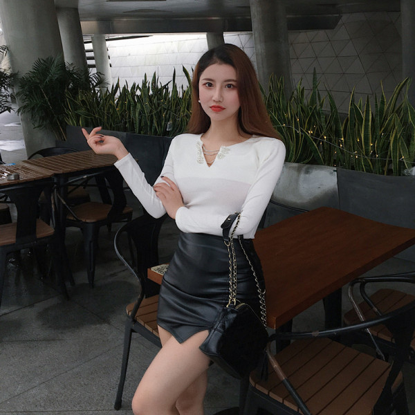 Γυναικεία casual μπλούζα με λαιμόκοψη και μεταλλικό στοιχείο σε λευκό και μαύρο χρώμα