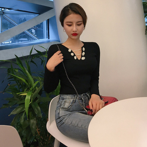 Γυναικεία casual μπλούζα με λαιμόκοψη και μεταλλικό στοιχείο σε λευκό και μαύρο χρώμα