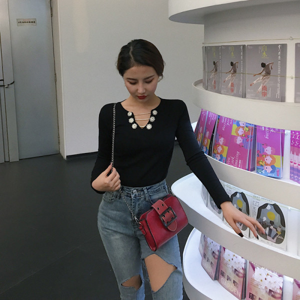 Γυναικεία casual μπλούζα με λαιμόκοψη και μεταλλικό στοιχείο σε λευκό και μαύρο χρώμα