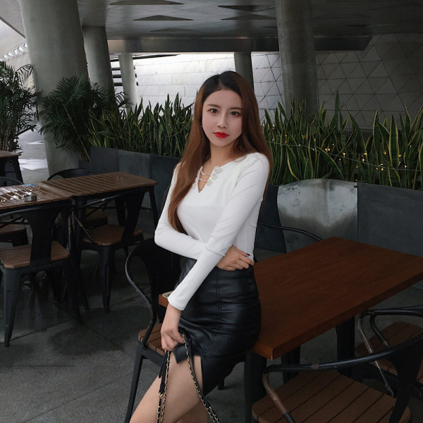 Γυναικεία casual μπλούζα με λαιμόκοψη και μεταλλικό στοιχείο σε λευκό και μαύρο χρώμα