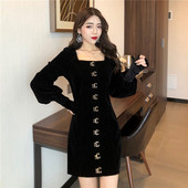 Modern női rövid fekete ruha négyzet alakú nyakkivágással és hosszú ujjakkal