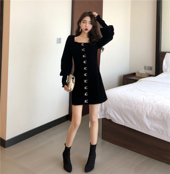 Modern női rövid fekete ruha négyzet alakú nyakkivágással és hosszú ujjakkal