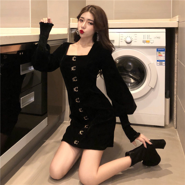 Modern női rövid fekete ruha négyzet alakú nyakkivágással és hosszú ujjakkal