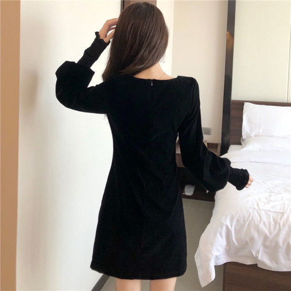 Modern női rövid fekete ruha négyzet alakú nyakkivágással és hosszú ujjakkal