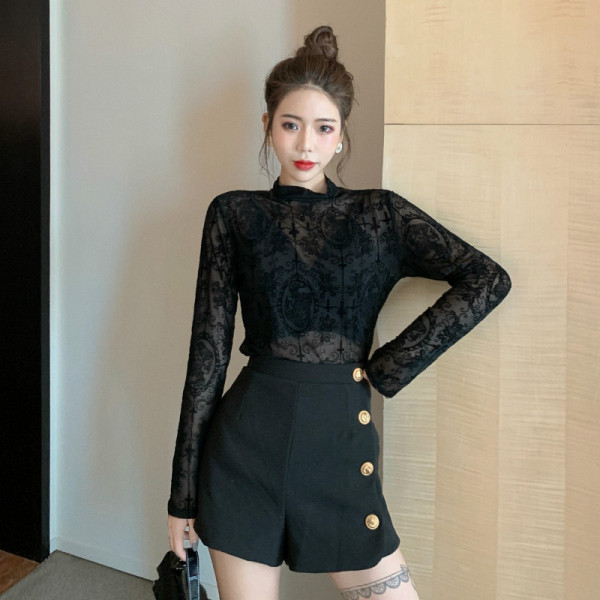 Modern női csipkeblúz fekete színben, magas gallérral