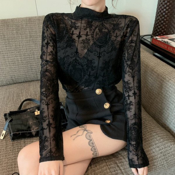 Modern női csipkeblúz fekete színben, magas gallérral