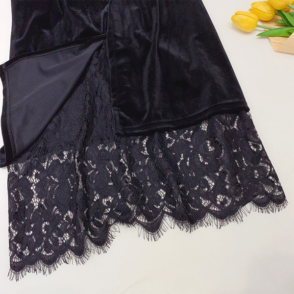 Hosszú női szoknya bársonyból és csipkéből, fekete színben