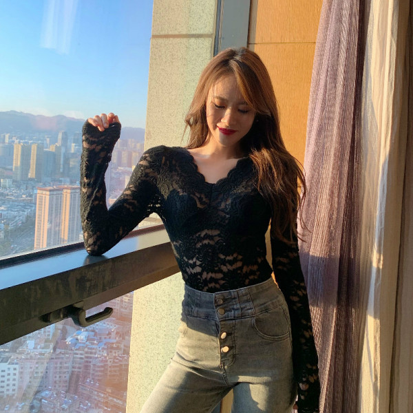 Modern női csipkeblúz spitz nyakkivágással és hosszú ujjú, két színben