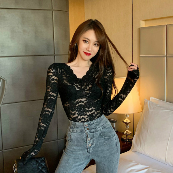 Modern női csipkeblúz spitz nyakkivágással és hosszú ujjú, két színben