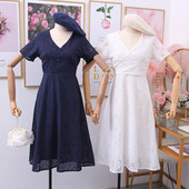 Női csipkeruha spitz nyakkivágással, gombokkal és rövid ujjúval