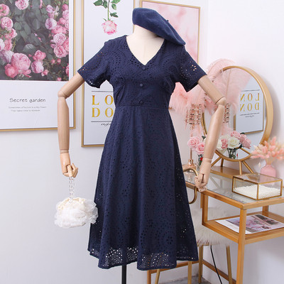 Női csipkeruha spitz nyakkivágással, gombokkal és rövid ujjúval