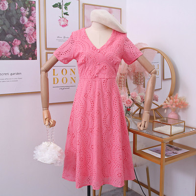 Női csipkeruha spitz nyakkivágással, gombokkal és rövid ujjúval