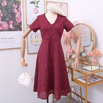 Női csipkeruha spitz nyakkivágással, gombokkal és rövid ujjúval