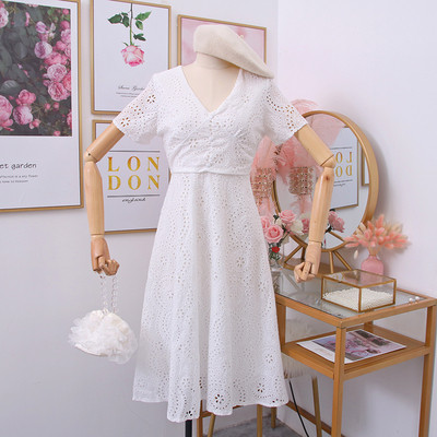 Női csipkeruha spitz nyakkivágással, gombokkal és rövid ujjúval