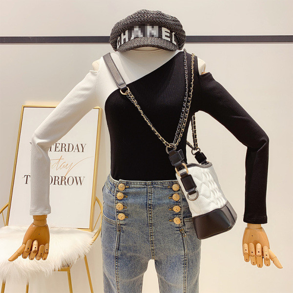 Μοντέρνο γυναικείο πουλόβερ των Slim με γυμνό ώμο και κολάρο 